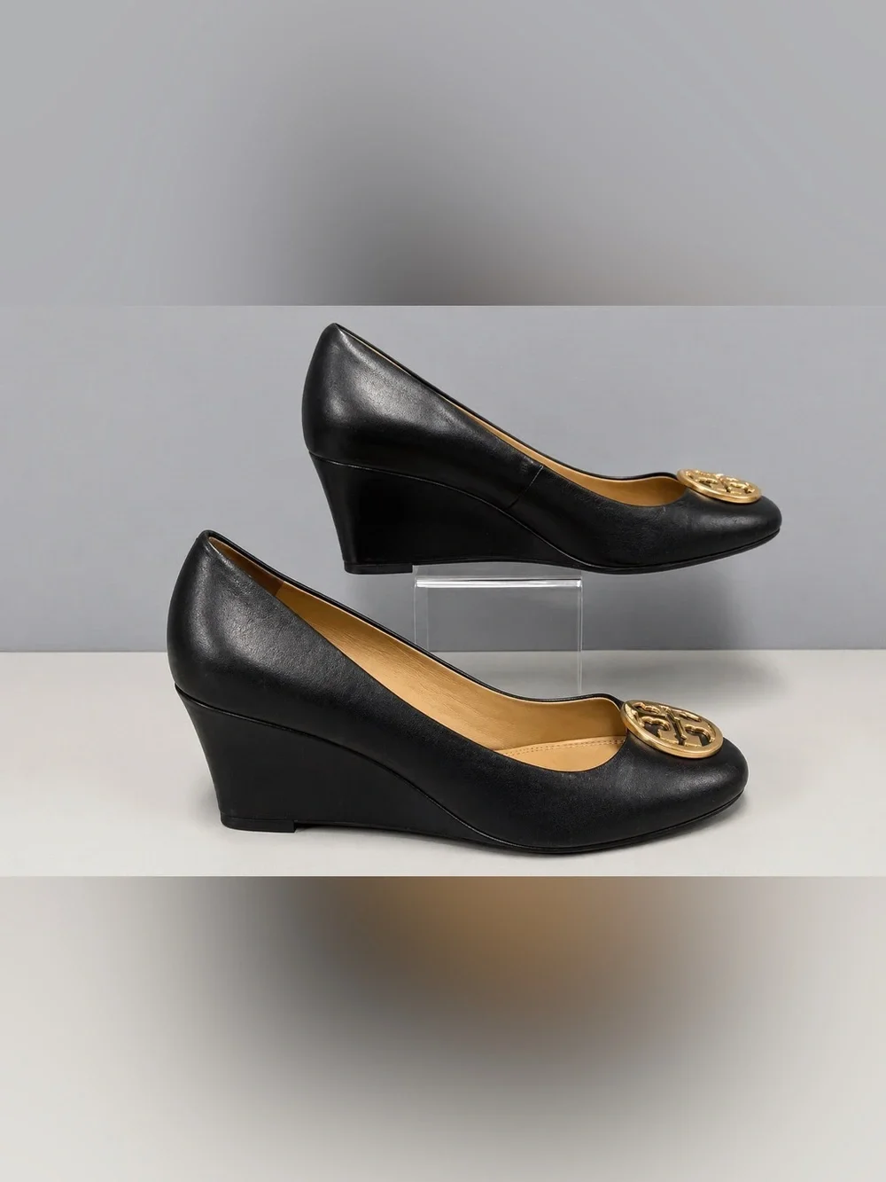 Tory Burch Black Leather Gold Medallion Logo Wedge Heel Pumps Round Toe Sz 6M